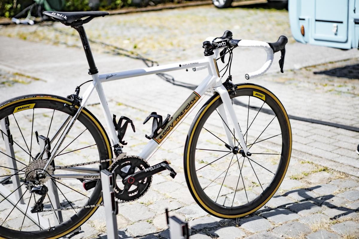 Op deze Merckx-fiets reed Naesen over de Champs Elysées in Parijs - WielerVerhaal