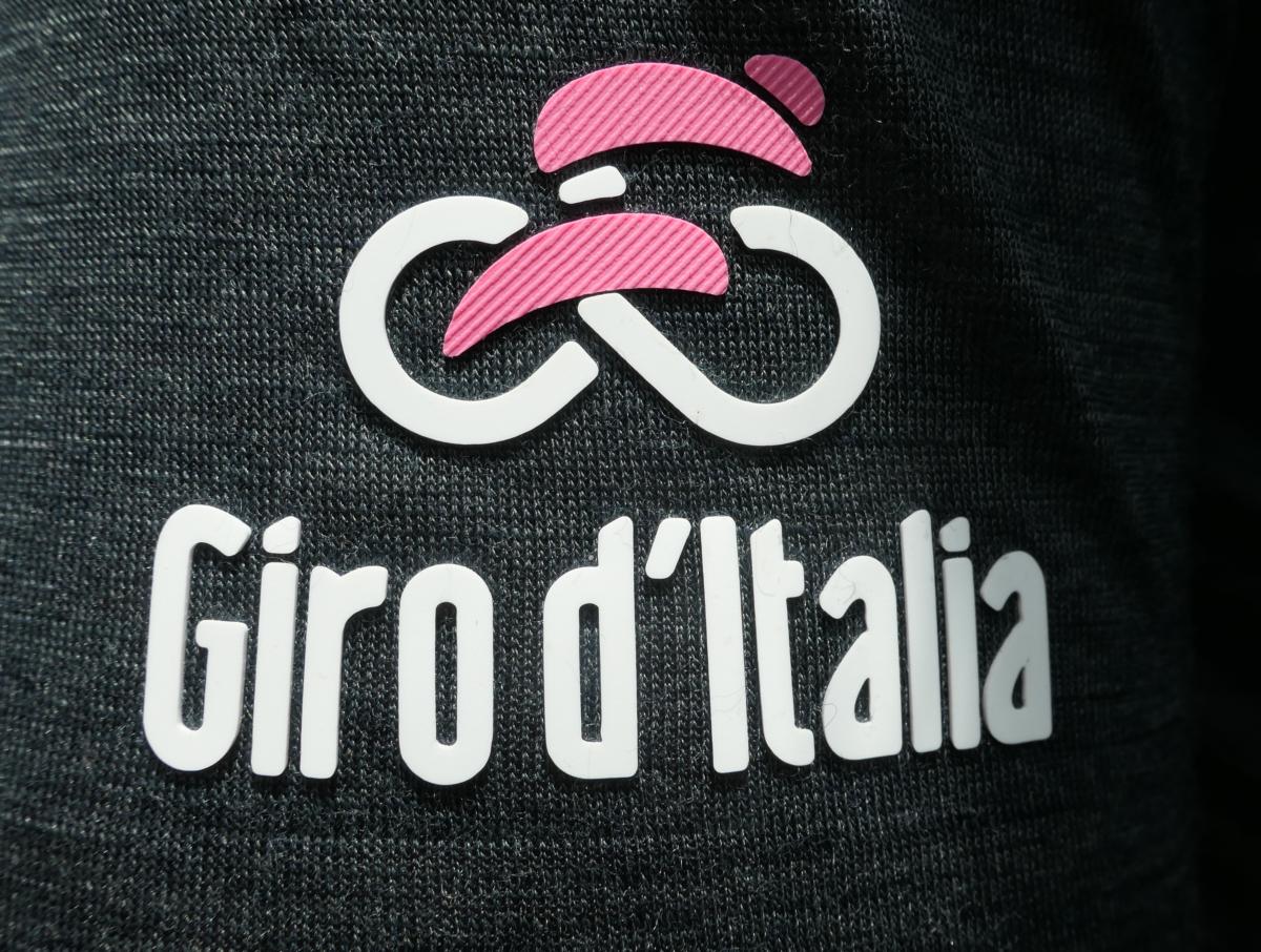 Geweldig Handvest halsband Castelli geeft historische 'Maglia Nera'-trui uit de Giro d'Italia nieuw  leven in merinowol - WielerVerhaal