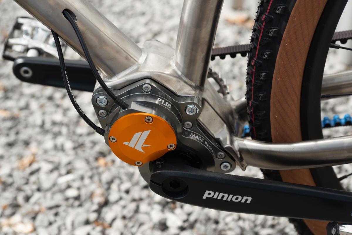 Decimale Ondraaglijk kans Nederlandse bedrijf Pilot Cycles pakt uit met de Pinion P1.12 Titanium  Finish gearbox - WielerVerhaal